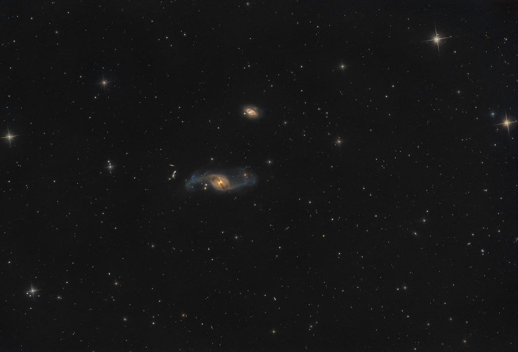 A circa 50 milioni di anni luce da qui c'è una strana galassia: inizialmente catalogata come galassia ellittica, successivamente come spirale barrata ed infine sistemata in una categoria di galassie particolari, con forme e composizioni diverse rispetto alla maggioranza. SW 200/800 f4, ZWO 294pro, Optolong L-pro, AZEQ6-GT.