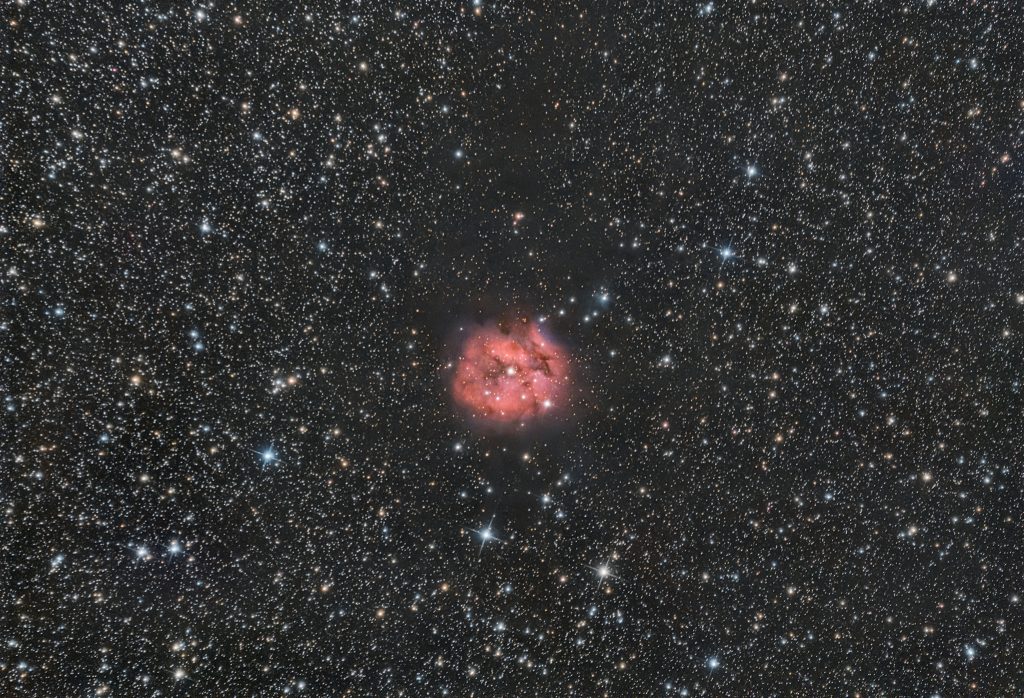 Nebulosa Bozzolo, una piccola nebulosa nella costellazione del Cigno. Scatti da 8 minuti con Sky-Watcher 200/800, ASI 294 Pro, L-pro Optolong, tutto su Sky-Watcher AZEQ6-GT. Totale di circa 3 ore di segnale.