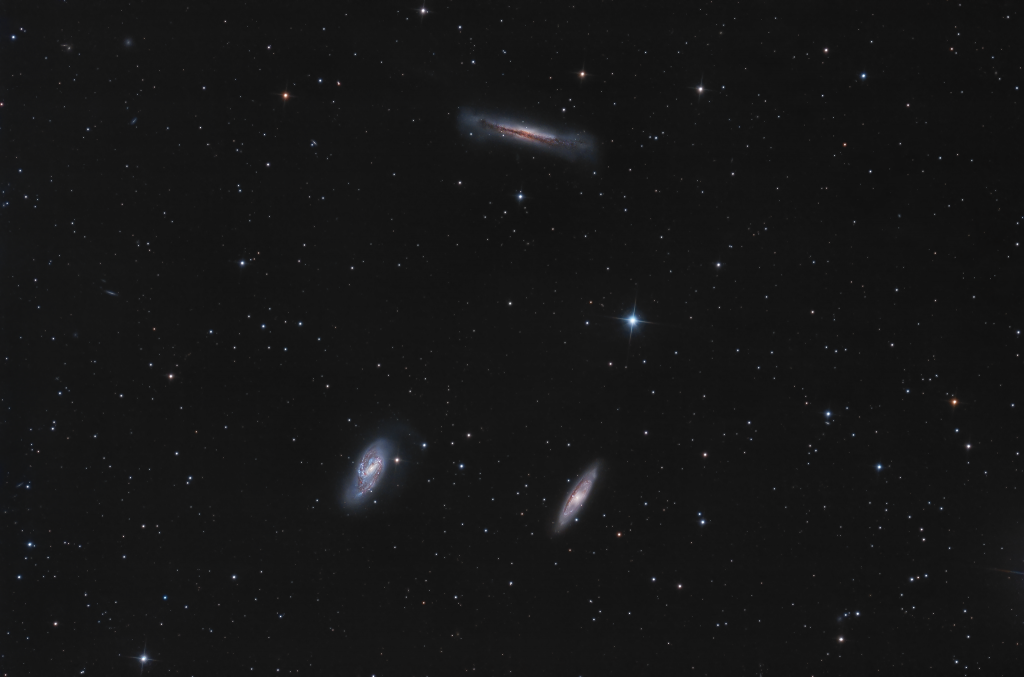 Tripletto del Leone - M66, M65 e NGC 3628 Seconda prova con la ASI 071, sempre sullo Sky-Watcher 200/800 f4. Queste sono 6 ore di segnale con scatti da 300 secondi e filtro Optolong L-pro.