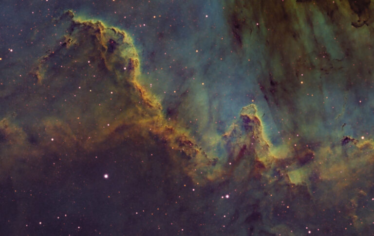 Il Muro del Cigno in Hubble Palette Nebulosa Muro del Cigno parte della Nebulosa Nord America NGC 7000 o C 20 astrofotografia hubble palette Il tuo percorso formativo I filtri per astrofotografia in ultra banda stretta da 3nm e 3.5nm