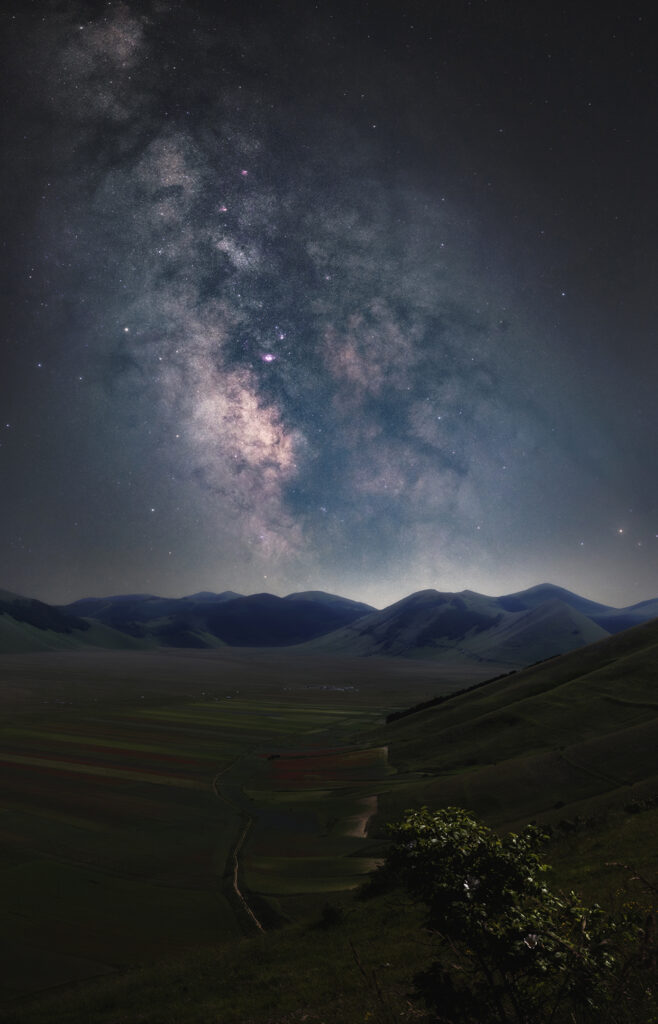 Castelluccio di Norcia: la fioritura e la Via Lattea | Montaggio di 3 scatti a 70mm blue hour fotografia astrofotografia astroinseguitore star adventurer sky watcher astrofotografia paesaggistica notturna
