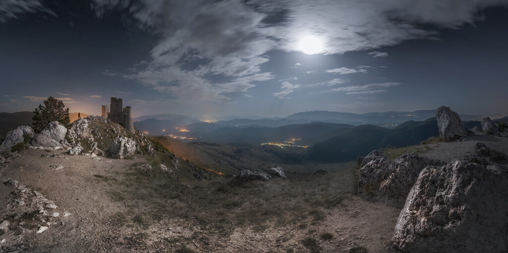 Paesaggistica Notturna a Rocca Calascio Rocca Calascio abruzzo nightscape nightscapes via lattea paesaggistina notturna pano milky way panoramica notturna nightscapes fotografia pano notte via lattea Astroinseguitore Star Adventurer: fotografie di viaggio e consigli