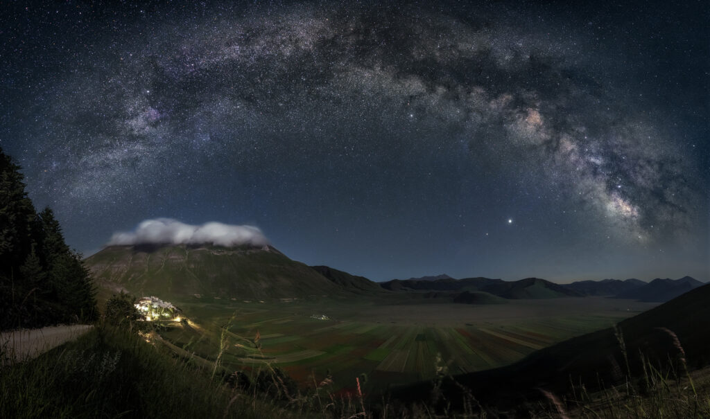 Castelluccio di Norcia: la fioritura e la Via Lattea | Panoramica 180° pano nightscape nightscapes milky way night sky astrophotography astrofotografia flower astroinseguitore star adventurer sky watcher astrofotografia paesaggistica notturna