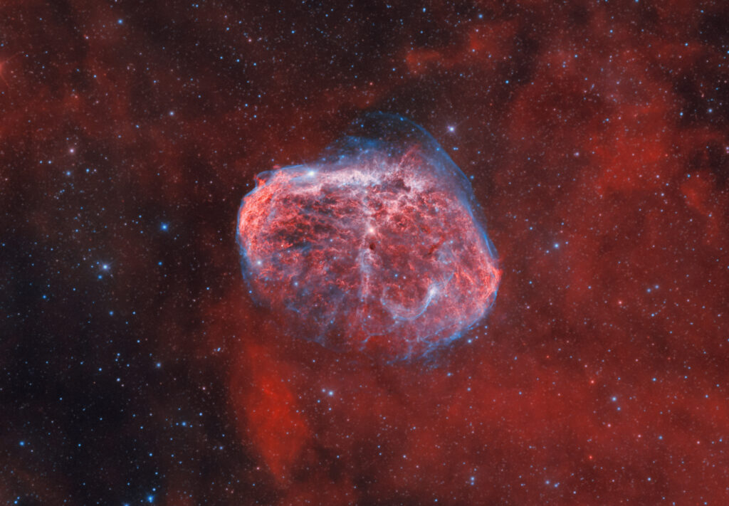 Astrofotografia sulla nebulosa Crescente con lo Sky-Watcher 300 f/4 Nebulosa Crescente (Crescent NGC 6888, Caldwell 27) bicolor HOO in ultra banda stretta HA:Oiii con Sky-Watcher 300 f/4, EQ8-R Pro, ZWO ASI 294MM e Antlia 3nm | Pose da 1200 secondi