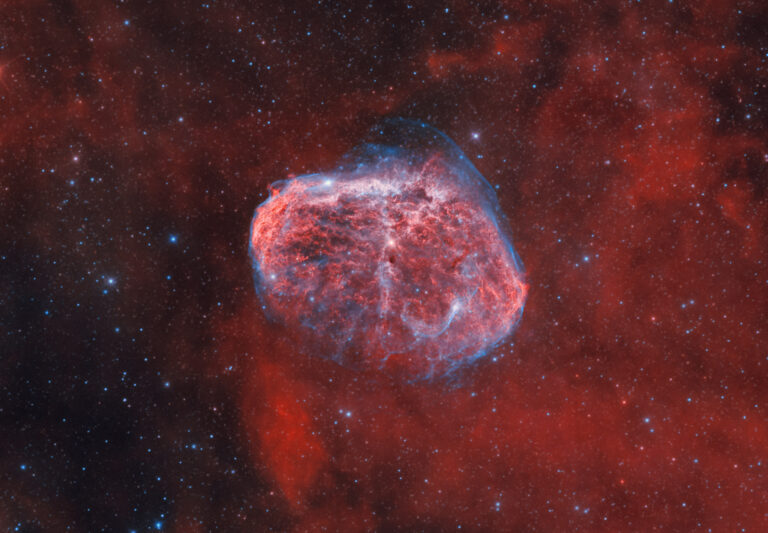 Astrofotografia sulla nebulosa Crescente con lo Sky-Watcher 300 f/4 Nebulosa Crescente (Crescent NGC 6888, Caldwell 27) bicolor HOO in ultra banda stretta HA:Oiii con Sky-Watcher 300 f/4, EQ8-R Pro, ZWO ASI 294MM e Antlia 3nm | Pose da 1200 secondi