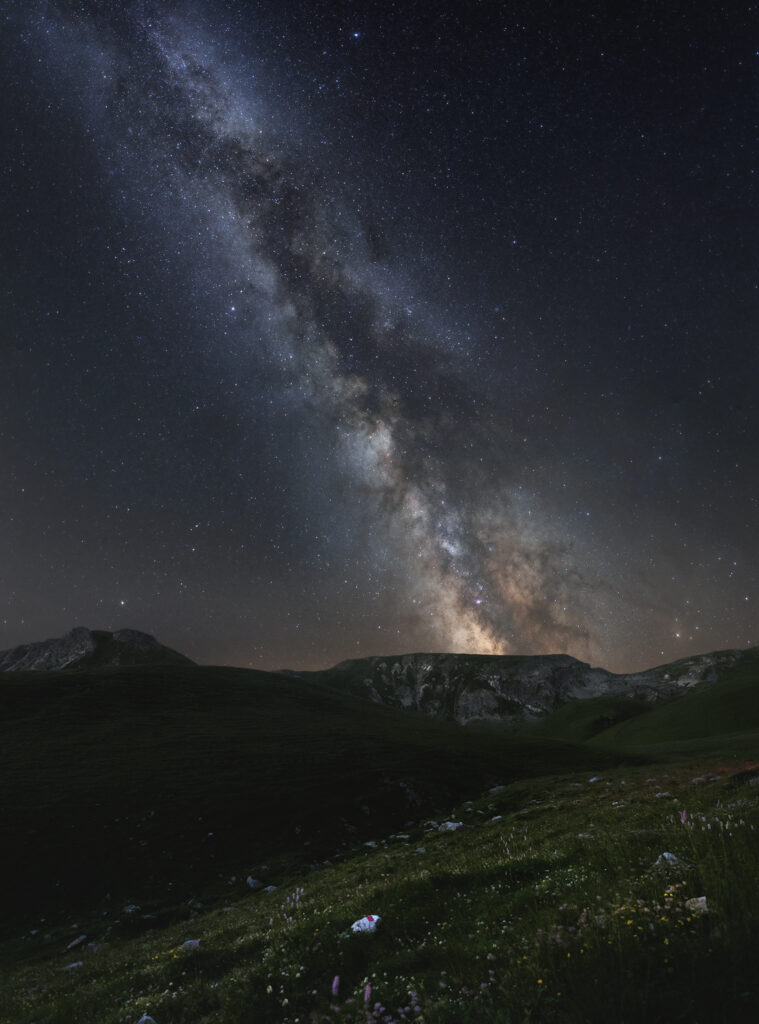 Via Lattea a Castelmagno - Panoramica notturna al Rifugio Fauniera astrofotografia largo campo milky way astroinseguitore