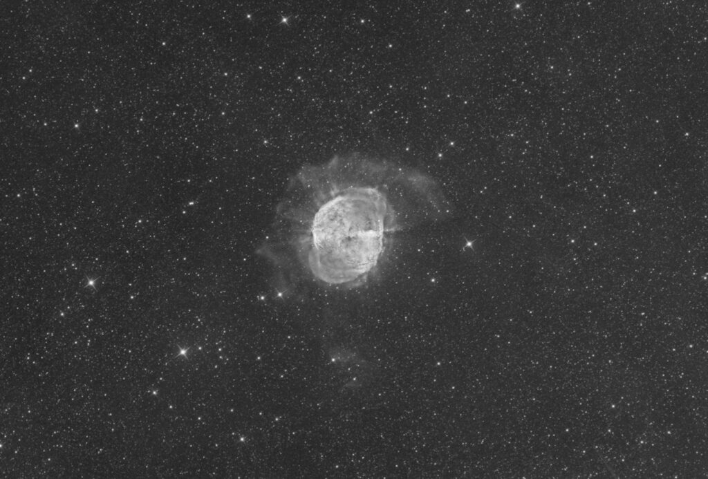 Nebulosa Manubrio M27 in H-Alpha 3nm, con Sky-Watcher 200 f/4, EQ8-R Pro e Antlia Ha 3nm, 29x600'' the dumbbell nebula