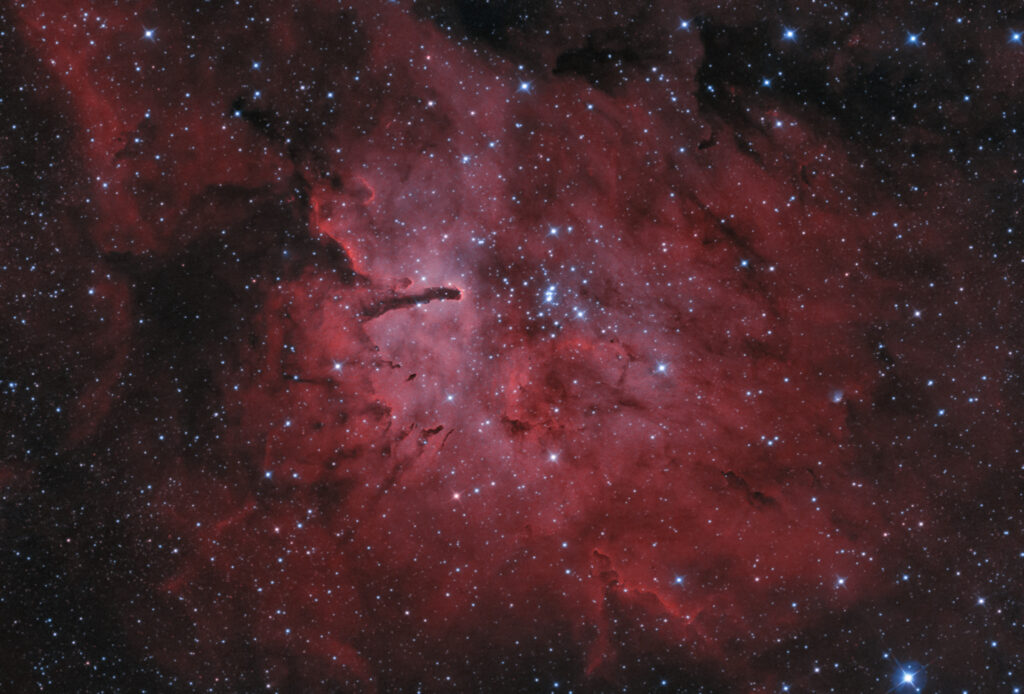 Nebulosa Diffusa Nebula NGC 6820 (Sh 2-86, LBN 135) e ammasso NGC 6823 in Bicolor Ha OIII. Ripresa Ha 3nm di 290 minuti e OIII 3.5nm da 310 minuti con SKy-Watcher 300/1200 su EQ8R-Pro, ZWO ASI 294MM e filtro Antlia