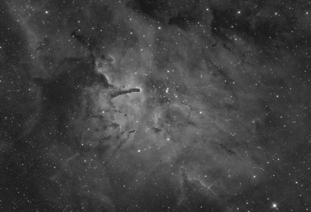 Nebulosa Diffusa NGC 6820 (Sh 2-86, LBN 135) in H-Alpha 3nm. Ripresa Ha di 290 minuti con SKy-Watcher 300/1200 su EQ8R-Pro, ZWO ASI 294MM e Antlia Ha 3nm