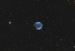 Astrofotografia sulla nebulosa planetaria PK 104-29.1 PK 104-29.1 (Jones 1) planetary nebula nebulosa planetaria con Quasar [VV2006] J233604.7+302355 - Bicolor HOO con Ha 3nm e Oiii 3.5nm, con Sky-Watcher 300/1200 f/4 su EQ8R-Pro e ZWO ASI 294MM