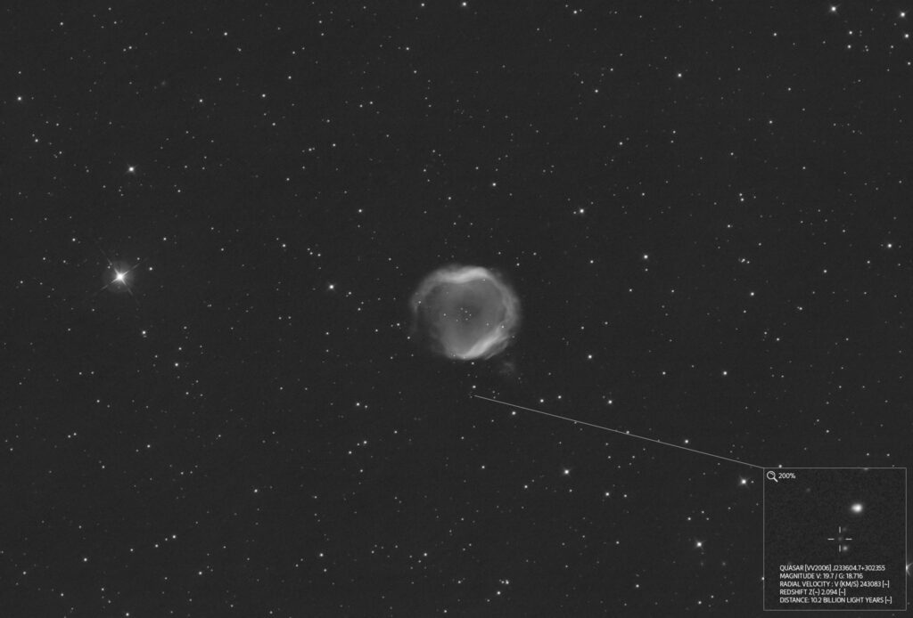 Astrofotografia sulla nebulosa planetaria PK 104-29.1 Planetary nebula nebulosa Planetaria PK 104-29.1 con Quasar [VV2006] J233604.7+302355 Canale Oiii a 3.5nm con Sky-Watcher 300/1200 f/4 su EQ8R-Pro e ZWO ASI 294MM