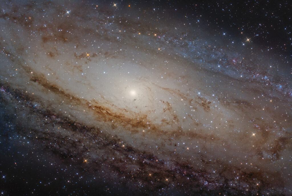 Astrofotografia dentro la galassia di Andromeda M31 Galassia di Andromeda M 31 o NGC 224 in LRGB con sky-watcher 300 f/4 asi 294 l-pro
