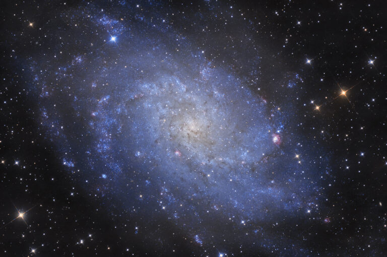 Galassia Triangolo M33 in LRGB (NGC 604, NGC 588, IC 137, NGC 595). Con Sky-Watcher 300/1200 f/4, ZWO ASI 294MM e Optolong L-Pro, R, G e B Astrofotografia sulla galassia Triangolo M33 e le sue nebulose
