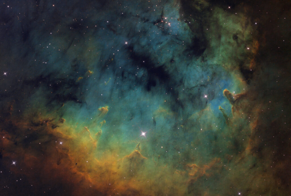 Nebulosa NGC 7822 (Sh 2-171, LBN 589) Hubble Palette SHO con Sky-Watcher 300 f/4 su EQ8R-Pro ha oiii sii