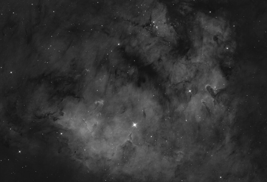 Nebulosa NGC 7822 (Sh 2-171, LBN 589) in H-Alpha 3nm con Sky-Watcher 300 f/4 su EQ8R-Pro nebula antlia