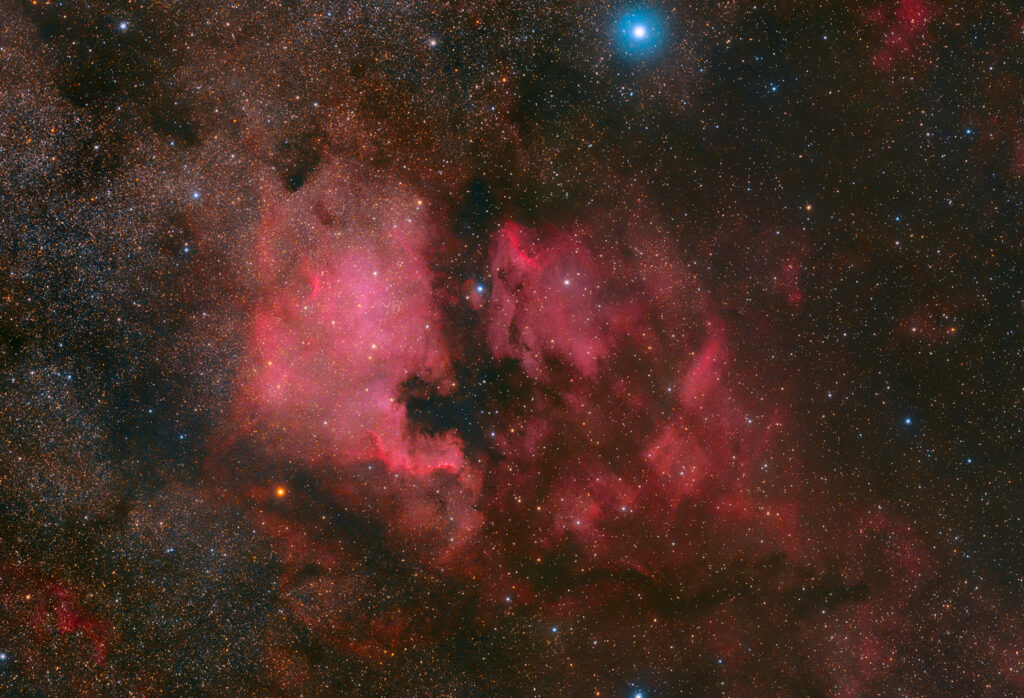 Nebulosa nord america NGC 7000, nebulosa Pellicano IC 5070 e Muro del Cigno in RGB acquisita con Askar 200 e ZWO ASI 2400 MC Presenti anche gli oggetti sh 2-119, ic 5068, ngc 7039, ngc 6989, ngc 6997, ngc 6991 e ngc 6996l