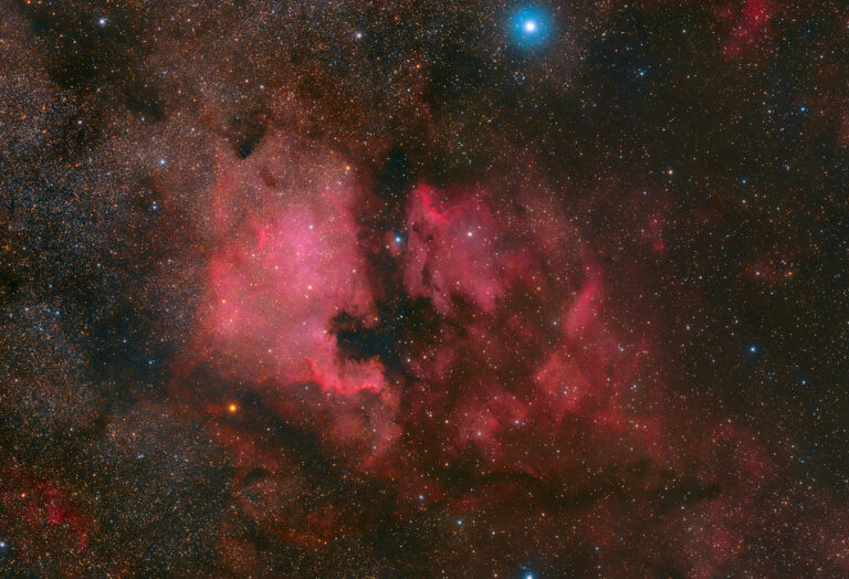 Nebulosa nord america NGC 7000, nebulosa Pellicano IC 5070 e Muro del Cigno in RGB acquisita con Askar 200 e ZWO ASI 2400 MC Presenti anche gli oggetti sh 2-119, ic 5068, ngc 7039, ngc 6989, ngc 6997, ngc 6991 e ngc 6996l