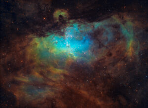 Nebulosa Aquila M 16 in Hubble Palette - Pilastri della Creazione in ultra banda stretta SHO. Eagle Nebula in Hubble Palette - SHO 3.5nm Sii 36x300'', Ha 45x300'', Oiii 36x300'', con Sky-Watcher 200/800 f/4 su AZEQ6-GT e QHY 163M