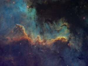 Il Muro del Cigno in Hubble Palette Nebulosa Muro del Cigno parte della Nebulosa Nord America NGC 7000 o C 20 astrofotografia hubble palette I filtri per astrofotografia in ultra banda stretta da 3nm e 3.5nm Lezioni e corsi di Astrofotografia in Streaming