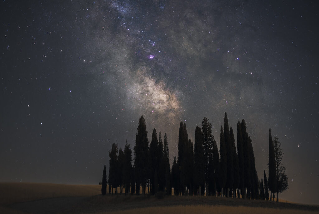 Astrofotografia Val d'Orcia fotografia notturna paesaggistica Via Lattea cipressi san quirico