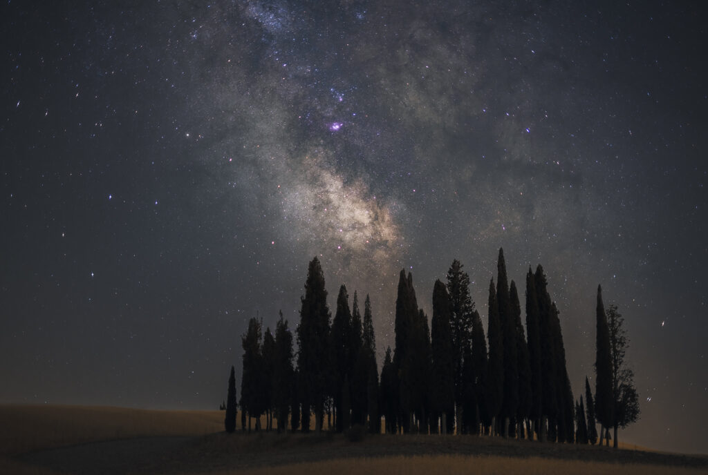 Astrofotografia Val d'Orcia fotografia notturna paesaggistica Via Lattea cipressi san quirico Fotografare la Via Lattea in Val d'Orcia