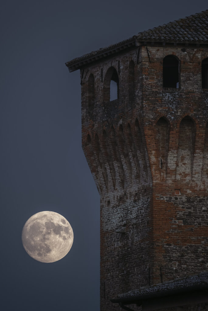 Fotografia HDR alla Luna piena alla Torre Matildica del castello di Levizzano Rangone