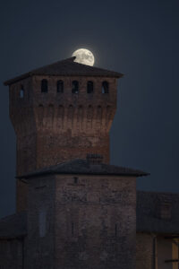 Fotografia HDR alla Luna piena alla Torre Matildica del castello di Levizzano Rangone
