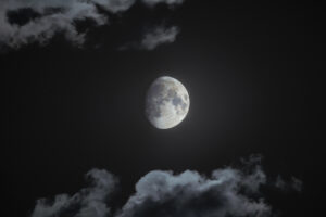 Fotografia alla Luna in HDR con le nuvole