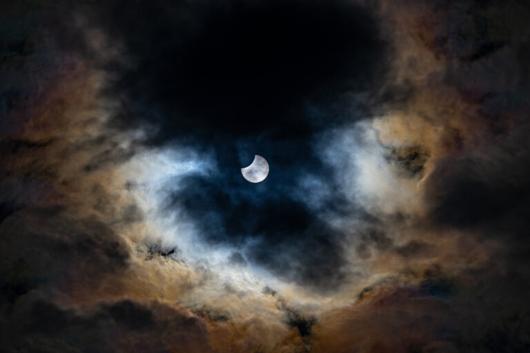 Fotografie dell'eclissi parziale solare del 25 ottobre