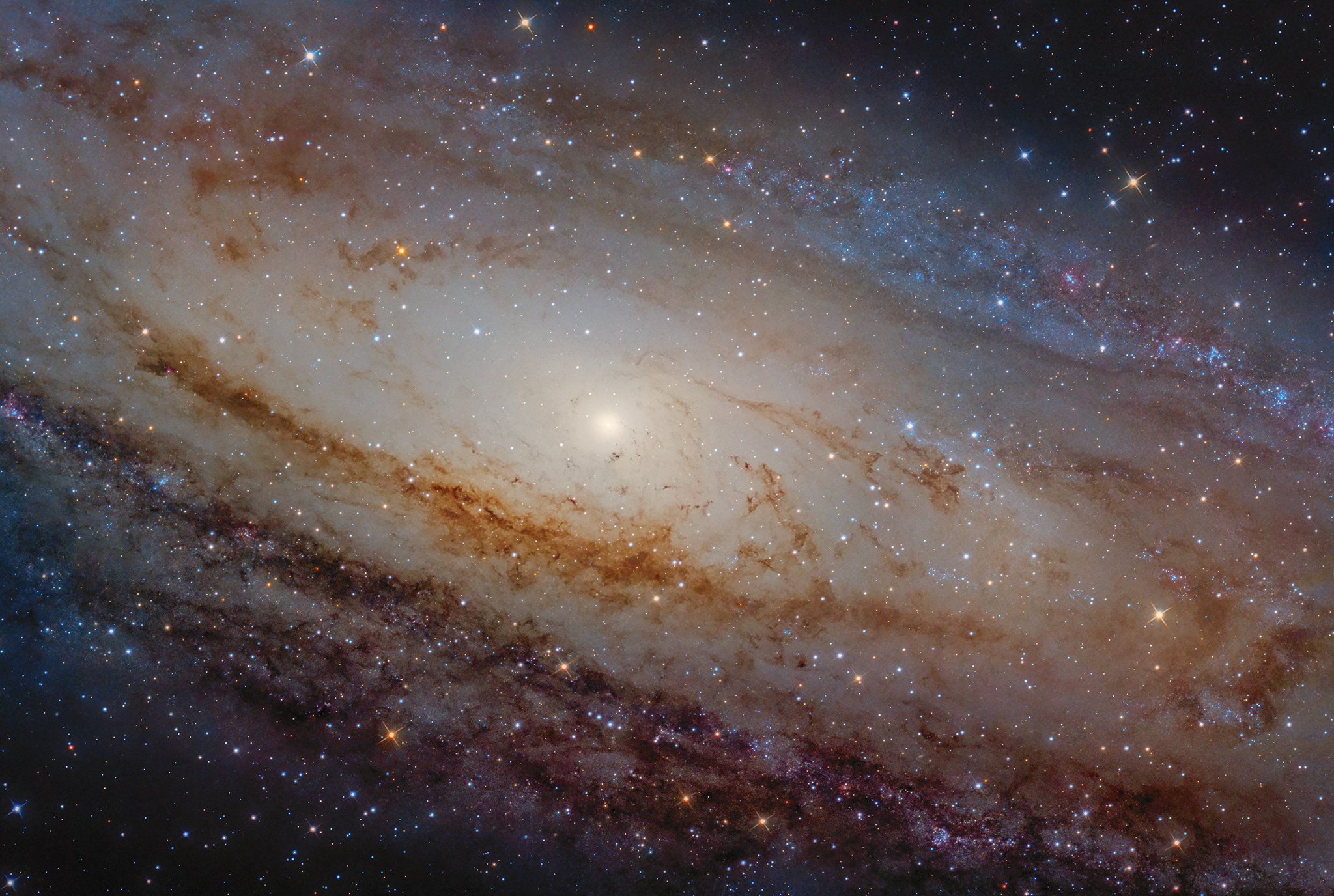 Astrofotografia dentro la galassia di Andromeda M31 Galassia di Andromeda M 31 o NGC 224 in LRGB con sky-watcher 300 f/4 asi 294 l-pro