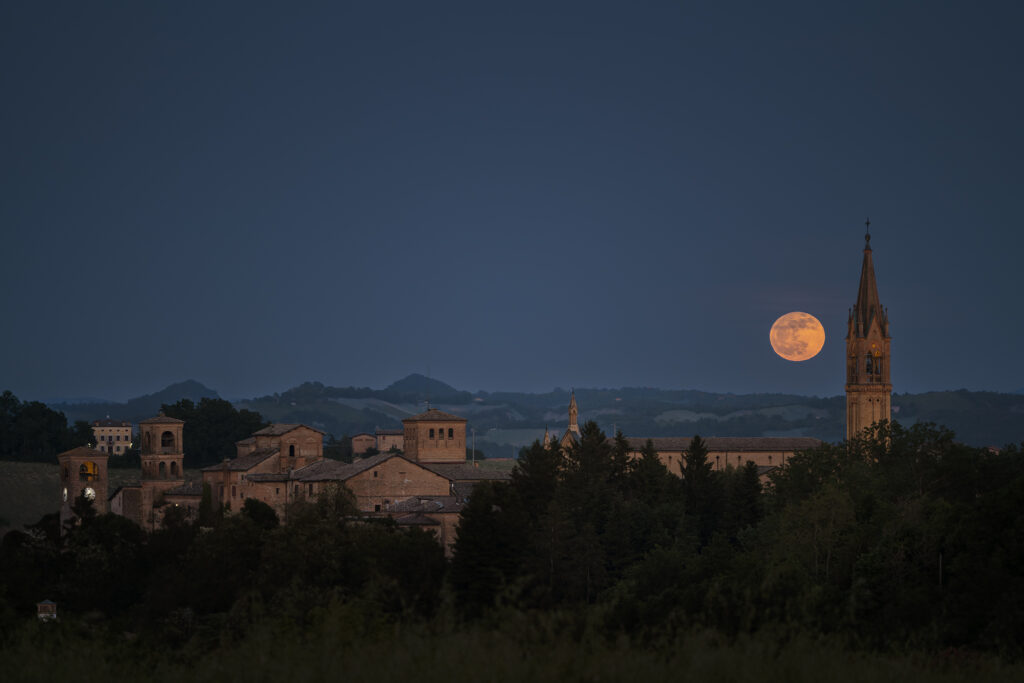 Luna piena sorge al Castello di Castelvetro fotografia sony a7 iii
