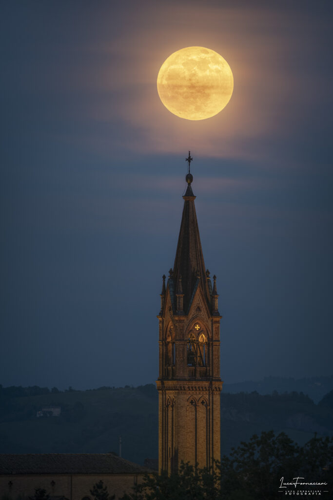 Luna piena sorge al Castello di Castelvetro fotografia sony a7 iii