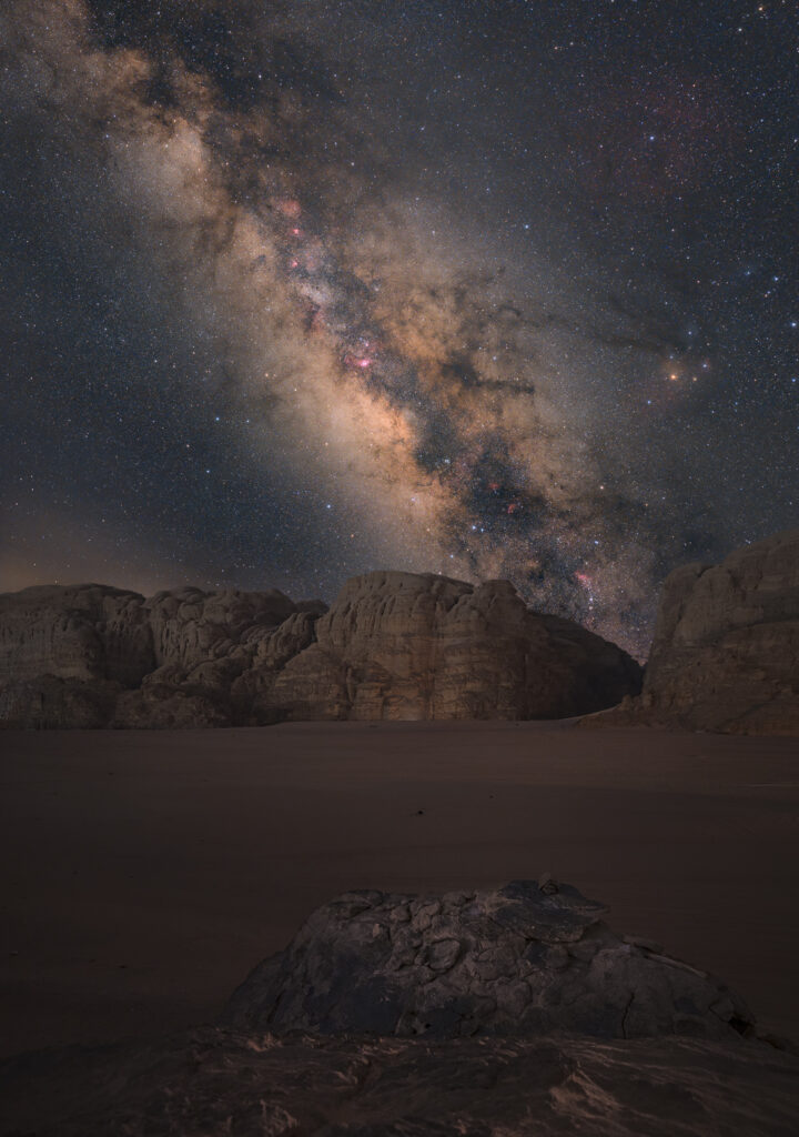 Astroinseguitore Omegon MiniTrack: recensione e fotografie alla Via Lattea Via Lattea e paesaggio notturno nel deserto del Wadi Rum in Giordania