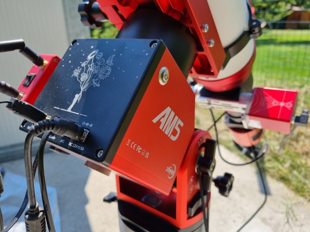 rifrattore Artesky 102ED ridotto 0.8x e spianato, il filtro IDAS NGS1, una ZWO ASI 294 MC e la nuova montatura ZWO AM5, il tutto gestito da un Asi Air Plus.