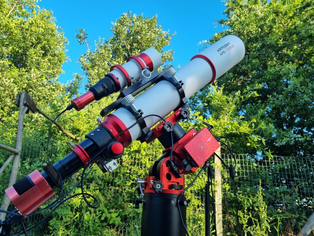 rifrattore Artesky 102ED ridotto 0.8x e spianato, il filtro IDAS NGS1, una ZWO ASI 294 MC e la nuova montatura ZWO AM5, il tutto gestito da un Asi Air Plus.